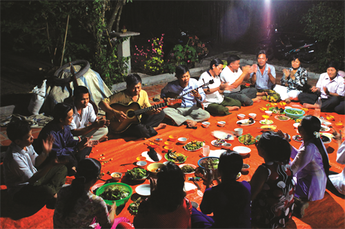 ប្រជុំជីវភាពចំរៀងប្រជាប្រិយ ឌើនកាតាយទឺ របស់បងប្អូនប្រជាជននៅឃុំ តឹនភូទ្រុង ស្រុក គូជី ទីក្រុង ហូជីមិញ