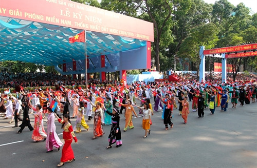 ប្លុកមហាជនចូលរួមក្បួនដង្ហែរំលឹកអនុស្សាវរីយ៍ខួបគម្រប់ ៤០ ឆ្នាំនៃទិវារំដោះភូមិភាគខាងត្បូង បង្រួបបង្រួមប្រទេសជាតិ។ រូបថត៖ ទីភ្នាក់ងារព័ត៌មានវៀតណាម ប្លុកមហាជនចូលរួមក្បួនដង្ហែរំលឹកអនុស្សាវរីយ៍ខួបគម្រប់ ៤០ ឆ្នាំនៃទិវារំដោះភូមិភាគខាងត្បូង បង្រួបបង្រួមប្រទេសជាតិ។ រូបថត៖ ទីភ្នាក់ងារព័ត៌មានវៀតណាម