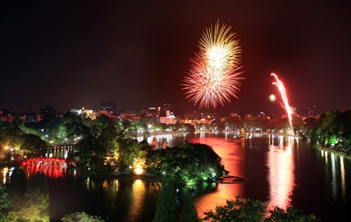 នៅរាត្រីថ្ងៃទី ៣០ ខែ មេសា ឆ្នាំ ២០១៥ គណៈកម្មាធិការប្រជាជនទីក្រុង ហាណូយ បានរៀបចំការបាញ់កាំជ្រួចសិល្បៈនៅ ៦ កន្លែងដើម្បីអបអរសាទរការរំលឹកអនុស្សាវរីយ៍ខួបគម្រប់ ៤០ ឆ្នាំនៃទិវារំដោះភូមិភាគខាងត្បូង បង្រួបបង្រួមប្រទេសជាតិ (៣០/៤/១៩៧៥ – ៣០/៤/២០១៥)។ ក្នុងរូបថត៖ ការបាញ់កាំជ្រូចនៅបឹង ហ៊ាន់គៀម។រូបថត៖ ហ្វាងហ៊ុង - ទីភ្នាក់ងារព័ត៌មានវៀតណាម នៅរាត្រីថ្ងៃទី ៣០ ខែ មេសា ឆ្នាំ ២០១៥ គណៈកម្មាធិការប្រជាជនទីក្រុង ហាណូយ បានរៀបចំការបាញ់កាំជ្រួចសិល្បៈនៅ ៦ កន្លែងដើម្បីអបអរសាទរការរំលឹកអនុស្សាវរីយ៍ខួបគម្រប់ ៤០ ឆ្នាំនៃទិវារំដោះភូមិភាគខាងត្បូង បង្រួបបង្រួមប្រទេសជាតិ (៣០/៤/១៩៧៥ – ៣០/៤/២០១៥)។ ក្នុងរូបថត៖ ការបាញ់កាំជ្រូចនៅបឹង ហ៊ាន់គៀម។រូបថត៖ ហ្វាងហ៊ុង - ទីភ្នាក់ងារព័ត៌មានវៀតណាម