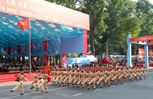 ប្លុកកងកម្លាំងប្រដាប់អាវុធចូលរួមព្យុហយាត្រាយោធារំលឹកអនុស្សាវរីយ៍ខួបគម្រប់ ៤០ ឆ្នាំនៃទិវារំដោះភូមិភាគខាងត្បូង បង្រួបបង្រួមប្រទេសជាតិ។ រូបថត៖ ទីភ្នាក់ងាព័ត៌មាន វៀតណាម ប្លុកកងកម្លាំងប្រដាប់អាវុធចូលរួមព្យុហយាត្រាយោធារំលឹកអនុស្សាវរីយ៍ខួបគម្រប់ ៤០ ឆ្នាំនៃទិវារំដោះភូមិភាគខាងត្បូង បង្រួបបង្រួមប្រទេសជាតិ។ រូបថត៖ ទីភ្នាក់ងាព័ត៌មាន វៀតណាម