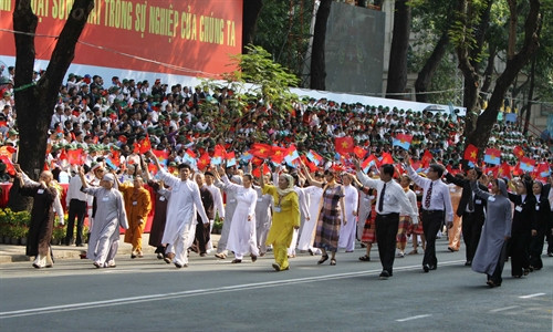 គណៈប្រតិភូនៃគណៈកម្មាធិការរណសិរ្សមាតុភូមិវៀតណាមចូលរួមក្បួនដង្ហែរំលឹកអនុស្សាវរីយ៍ខួបគម្រប់ ៤០ ឆ្នាំនៃទិវារំដោះភូមិភាគខាងត្បូង បង្រួបបង្រួមប្រទេសជាតិ។ រូបថត៖ ទីភ្នាក់ងារព័ត៌មានវៀតណាម គណៈប្រតិភូនៃគណៈកម្មាធិការរណសិរ្សមាតុភូមិវៀតណាមចូលរួមក្បួនដង្ហែរំលឹកអនុស្សាវរីយ៍ខួបគម្រប់ ៤០ ឆ្នាំនៃទិវារំដោះភូមិភាគខាងត្បូង បង្រួបបង្រួមប្រទេសជាតិ។ រូបថត៖ ទីភ្នាក់ងារព័ត៌មានវៀតណាម