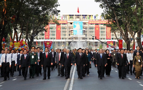 ថ្នាក់ដឹកនាំបក្ស រដ្ឋ រដ្ឋសភា រដ្ឋាភិបាល ក្នុងអង្គពិធីរំលឹកអនុស្សាវរីយ៍ខួបគម្រប់ ៤០ ឆ្នាំនៃទិវារំដោះភូមិភាគខាងត្បូង បង្រួបបង្រួមប្រទេសជាតិ។ រូបថត៖ ទីភ្នាក់ងារព័ត៌មាន វៀតណាម ថ្នាក់ដឹកនាំបក្ស រដ្ឋ រដ្ឋសភា រដ្ឋាភិបាល ក្នុងអង្គពិធីរំលឹកអនុស្សាវរីយ៍ខួបគម្រប់ ៤០ ឆ្នាំនៃទិវារំដោះភូមិភាគខាងត្បូង បង្រួបបង្រួមប្រទេសជាតិ។ រូបថត៖ ទីភ្នាក់ងារព័ត៌មាន វៀតណាម