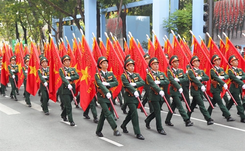 ប្លុកទង់ជ័យនៃកងទ័ពទាំង ៥ ក្រុមចូលរួមព្យុហយាត្រាយោធារំលឹកអនុស្សាវរីយ៍ខួបគម្រប់ ៤០ ឆ្នាំនៃទិវារំដោះភូមិភាគខាងត្បូង បង្រួបបង្រួមប្រទេសជាតិ។ រូបថត៖ ទីភ្នាក់ងារព័ត៌មានវៀតណាម ប្លុកទង់ជ័យនៃកងទ័ពទាំង ៥ ក្រុមចូលរួមព្យុហយាត្រាយោធារំលឹកអនុស្សាវរីយ៍ខួបគម្រប់ ៤០ ឆ្នាំនៃទិវារំដោះភូមិភាគខាងត្បូង បង្រួបបង្រួមប្រទេសជាតិ។ រូបថត៖ ទីភ្នាក់ងារព័ត៌មានវៀតណាម