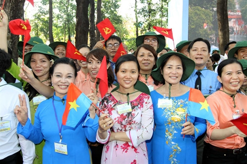 ប្រជាជនក្រុង ហូជីមិញ ក្នុងពិធីរំលឹកអនុស្សាវរីយ៍ខួបគម្រប់ ៤០ ឆ្នាំនៃទិវារំដោះភូមិភាគខាងត្បូង បង្រួបបង្រួមប្រទេសជាតិ (៣០/៤/១៩៧៥ – ៣០/៤/២០១៥)។ រូបថត៖ ទីភ្នាក់ងារព័ត៌មានវៀតណាម ប្រជាជនក្រុង ហូជីមិញ ក្នុងពិធីរំលឹកអនុស្សាវរីយ៍ខួបគម្រប់ ៤០ ឆ្នាំនៃទិវារំដោះភូមិភាគខាងត្បូង បង្រួបបង្រួមប្រទេសជាតិ (៣០/៤/១៩៧៥ – ៣០/៤/២០១៥)។ រូបថត៖ ទីភ្នាក់ងារព័ត៌មានវៀតណាម