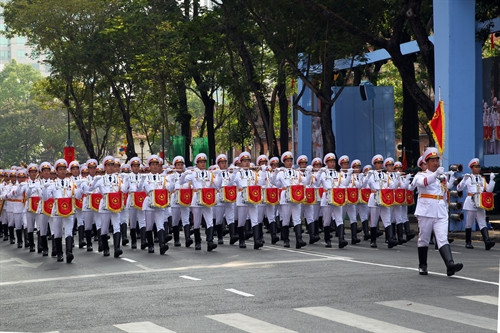 ប្លុកកងត្រែទ័ពចូលរួមព្យុហយាត្រាយោធារំលឹកអនុស្សាវរីយ៍ខួបគម្រប់ ៤០ ឆ្នាំនៃទិវារំដោះភូមិភាគខាងត្បូង បង្រួបបង្រួមប្រទេសជាតិ។ រូបថត៖ ទីភ្នាក់ងារព័ត៌មាន វៀតណាម ប្លុកកងត្រែទ័ពចូលរួមព្យុហយាត្រាយោធារំលឹកអនុស្សាវរីយ៍ខួបគម្រប់ ៤០ ឆ្នាំនៃទិវារំដោះភូមិភាគខាងត្បូង បង្រួបបង្រួមប្រទេសជាតិ។ រូបថត៖ ទីភ្នាក់ងារព័ត៌មាន វៀតណាម