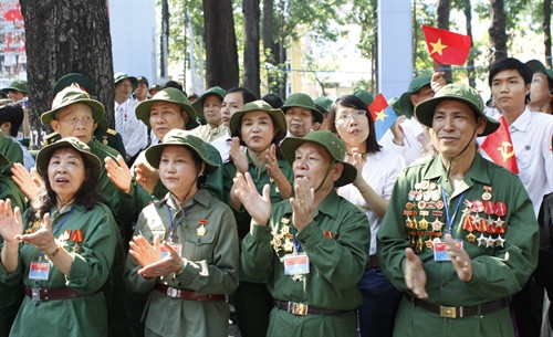 អតីតយុទ្ធជនទាំងឡាយអញ្ជើញចូលរួមពិធីរំលឹកអនុស្សាវរីយ៍ខួបគម្រប់ ៤០ ឆ្នាំនៃទិវារំដោះភូមិភាគខាងត្បូង បង្រួបបង្រួមប្រទេសជាតិ (៣០/៤/១៩៧៥ – ៣០/៤/២០១៥)។ រូបថត៖ ទីភ្នាក់ងារព័ត៌មានវៀតណាម អតីតយុទ្ធជនទាំងឡាយអញ្ជើញចូលរួមពិធីរំលឹកអនុស្សាវរីយ៍ខួបគម្រប់ ៤០ ឆ្នាំនៃទិវារំដោះភូមិភាគខាងត្បូង បង្រួបបង្រួមប្រទេសជាតិ (៣០/៤/១៩៧៥ – ៣០/៤/២០១៥)។ រូបថត៖ ទីភ្នាក់ងារព័ត៌មានវៀតណាម