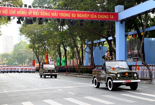 រថយន្តបញ្ជាក្រុមទង់ជ័យនៃក្បួនទ័ពដែលដឹកនាំដោយឧត្តមសេនីយ៍ទោ បេស៊ន់ទ្រឿង នាយរងអគ្គសេនាធិការនៃកងទ័ពប្រជាជនវៀតណាមនិងទង់ជ័យប្ដេជ្ញាដណ្ដើមយក ជ័យជំនះនៃកងទ័ពប្រជាជន វៀតណាម ចូលរួមព្យុហយាត្រាយោធារំលឹកអនុស្សាវរីយ៍ខួបគម្រប់ ៤០ ឆ្នាំនៃទិវារំដោះភូមិភាគខាងត្បូង បង្រួបបង្រួមប្រទេសជាតិ។ រូបថត៖ ទីភ្នាក់ងារព័ត៌មាន វៀតណាម រថយន្តបញ្ជាក្រុមទង់ជ័យនៃក្បួនទ័ពដែលដឹកនាំដោយឧត្តមសេនីយ៍ទោ បេស៊ន់ទ្រឿង នាយរងអគ្គសេនាធិការនៃកងទ័ពប្រជាជនវៀតណាមនិងទង់ជ័យប្ដេជ្ញាដណ្ដើមយក ជ័យជំនះនៃកងទ័ពប្រជាជន វៀតណាម ចូលរួមព្យុហយាត្រាយោធារំលឹកអនុស្សាវរីយ៍ខួបគម្រប់ ៤០ ឆ្នាំនៃទិវារំដោះភូមិភាគខាងត្បូង បង្រួបបង្រួមប្រទេសជាតិ។ រូបថត៖ ទីភ្នាក់ងារព័ត៌មាន វៀតណាម