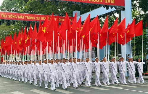 ប្លុកទង់បក្ស ទង់ជាតិចូលរួមក្បួនដង្ហែរំលឹកអនុស្សាវរីយ៍ខួបគម្រប់ ៤០ ឆ្នាំនៃទិវារំដោះភូមិភាគខាងត្បូង បង្រួបបង្រួមប្រទេសជាតិ។ រូបថត៖ ទីភ្នាក់ងារព័ត៌មានវៀតណាម ប្លុកទង់បក្ស ទង់ជាតិចូលរួមក្បួនដង្ហែរំលឹកអនុស្សាវរីយ៍ខួបគម្រប់ ៤០ ឆ្នាំនៃទិវារំដោះភូមិភាគខាងត្បូង បង្រួបបង្រួមប្រទេសជាតិ។ រូបថត៖ ទីភ្នាក់ងារព័ត៌មានវៀតណាម