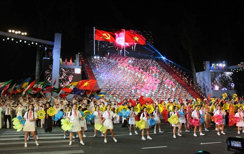 អបអរសាទរការរំលឹកអនុស្សាវរីយ៍ខួបគម្រប់ ៤០ ឆ្នាំនៃទិវារំដោះភូមិភាគខាងត្បូង បង្រួបបង្រួមប្រទេសជាតិ (៣០/៤/១៩៧៥ – ៣០/៤/២០១៥) នារាត្រីថ្ងៃទី ៣០ ខែ មេសា នៅបរិវេណនៃវេទិកានៅខាងមុខនៃសាលសន្និសីទ ថុងញ៉ឹត ក្រុង ហូជីមិញ គណៈកម្មការថ្នាក់ជាតិរៀបចំការរំលឹកអនុស្សាវរីយ៍បណ្ដាថ្ងៃបុណ្យធំនិងគណៈកម្មាធិ ការប្រជាជនទីក្រុង ហូជីមិញ បានរៀបចំកម្មវិធីសិល្បៈពិសេសក្រោមប្រធានបទ "ប្រជាជាតិទាំងមូលប្រកបដោយក្ដីសោមនស្សរីករាយពេញលេញ"។ រូបថត៖ ទីភ្នាក់ងារព័ត៌មានវៀតណាម អបអរសាទរការរំលឹកអនុស្សាវរីយ៍ខួបគម្រប់ ៤០ ឆ្នាំនៃទិវារំដោះភូមិភាគខាងត្បូង បង្រួបបង្រួមប្រទេសជាតិ (៣០/៤/១៩៧៥ – ៣០/៤/២០១៥) នារាត្រីថ្ងៃទី ៣០ ខែ មេសា នៅបរិវេណនៃវេទិកានៅខាងមុខនៃសាលសន្និសីទ ថុងញ៉ឹត ក្រុង ហូជីមិញ គណៈកម្មការថ្នាក់ជាតិរៀបចំការរំលឹកអនុស្សាវរីយ៍បណ្ដាថ្ងៃបុណ្យធំនិងគណៈកម្មាធិ ការប្រជាជនទីក្រុង ហូជីមិញ បានរៀបចំកម្មវិធីសិល្បៈពិសេសក្រោមប្រធានបទ "ប្រជាជាតិទាំងមូលប្រកបដោយក្ដីសោមនស្សរីករាយពេញលេញ"។ រូបថត៖ ទីភ្នាក់ងារព័ត៌មានវៀតណាម