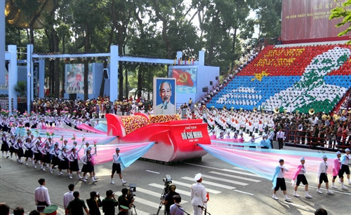 ប្លុកកុមារនិងយុវជនវៀតណាមដង្ហែរូបអ៊ំហូ ចូលរួមក្បួនដង្ហែរំលឹកអនុស្សាវរីយ៍ខួបគម្រប់ ៤០ ឆ្នាំនៃទិវារំដោះភូមិភាគខាងត្បូង បង្រួបបង្រួមប្រទេសជាតិ។ រូបថត៖ ទីភ្នាក់ងារព័ត៌មានវៀតណាម ប្លុកកុមារនិងយុវជនវៀតណាមដង្ហែរូបអ៊ំហូ ចូលរួមក្បួនដង្ហែរំលឹកអនុស្សាវរីយ៍ខួបគម្រប់ ៤០ ឆ្នាំនៃទិវារំដោះភូមិភាគខាងត្បូង បង្រួបបង្រួមប្រទេសជាតិ។ រូបថត៖ ទីភ្នាក់ងារព័ត៌មានវៀតណាម