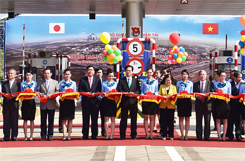 លោកនាយករដ្ឋមន្រ្តី ង្វៀនតឹនយុង កាត់ខ្សែបូ បើកអោយយានយន្តឆ្លងកាត់។ រូបថត៖ ឌឹកតាម - ទីភ្នាក់ងារព័ត៌មានវៀតណាម