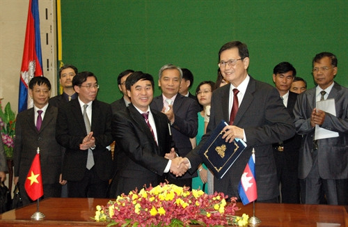 អនុរដ្ឋមន្ត្រីទី ១ ក្រសួងការបរទេសវៀតណាម និងជាប្រធានគណៈកម្មការចម្រុះខណ្ឌសីមានិងបោះបង្គោលព្រំដែនគោក វៀតណាម - កម្ពុជា លោក ហូស៊ន់សឺន (ខាងឆ្នេង) និងលោកទេសរដ្ឋមន្ត្រី វ៉ា គីមហុង ប្រធានគណៈកម្មការចម្រុះខណ្ឌសីមានិងបោះ បង្គោលព្រំដែនគោកកម្ពុជា - វៀតណាម (ខាងស្ដាំ) បានចុះហត្ថលេខាលើកំណត់ហេតុអង្គប្រជុំ អនុរដ្ឋមន្ត្រីទី ១ ក្រសួងការបរទេសវៀតណាម និងជាប្រធានគណៈកម្មការចម្រុះខណ្ឌសីមានិងបោះបង្គោលព្រំដែនគោក វៀតណាម - កម្ពុជា លោក ហូស៊ន់សឺន (ខាងឆ្នេង) និងលោកទេសរដ្ឋមន្ត្រី វ៉ា គីមហុង ប្រធានគណៈកម្មការចម្រុះខណ្ឌសីមានិងបោះ បង្គោលព្រំដែនគោកកម្ពុជា - វៀតណាម (ខាងស្ដាំ) បានចុះហត្ថលេខាលើកំណត់ហេតុអង្គប្រជុំ