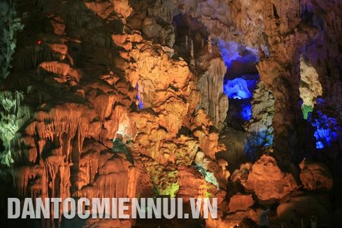 បណ្ដាផ្ទាំងនិចុតសិលាដ៏រស់រវើកដែលបានកកើតឡើងនៅគុហា ធៀនគុង