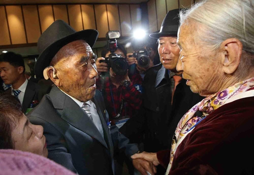 លោកយាយ Lee Sun-Gyu (ខាងស្តាំ) អាយុ ៨៥ ឆ្នាំ រំជួលចិត្តយ៉ាងខ្លាំងដោយបានជួបស្វាមី Oh In-Se (ខាងឆ្វេង) អាយុ ៨៣ ឆ្នាំ ក្នុងជំនួបជួបជុំនៅកន្លែងសំរាកលំហែរកាយ លើភ្នំ គុមហ្កាង ។ រូបថត៖ AFP/ទីភ្នាក់ងារពត៌មានវៀតណាម