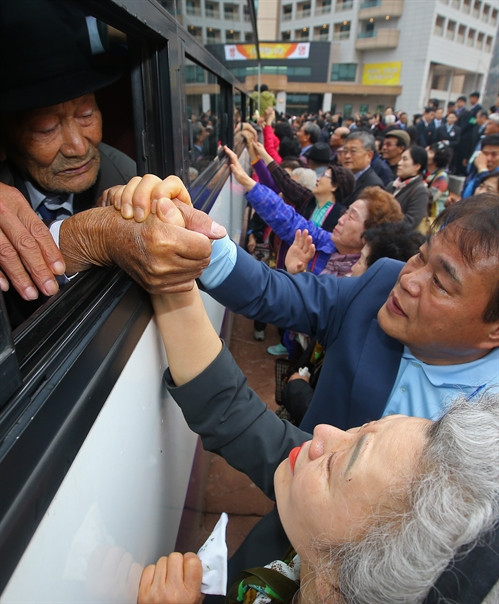 វេលាបែកគ្នារដ៏ស្រណោះស្រណោករវាងកូនស្រីកូរ៉េខាងត្បូងនិងឳពុកនៅកូរ៉េខាងជើងនៅភ្នំ គុមហ្កាង នាថ្ងៃទី ២២ តុលា។ រូបថត៖ Yonhap /ទីភ្នាក់ងារពត៌មានវៀតណាម