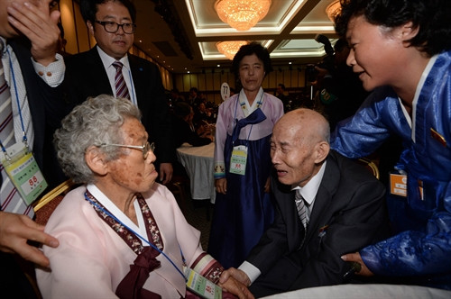 លោកតា Chae Hun-Sik (ខាងស្តាំ) អាយុ ៨៨ ឆ្នាំ រំជួលចិត្តយ៉ាងខ្លាំងដោយបានជួបប្រពន្ធ Lee Ok-Yeon (ខាងឆ្វេង) អាយុ ៨៧ ឆ្នាំ ក្នុងជំនួបជួបជុំនៅកន្លែងសំរាកលំហែរកាយលើភ្នំ គុមហ្កាង។ រូបថត៖ AFP/ទីភ្នាក់ងារពត៌មានវៀតណាម