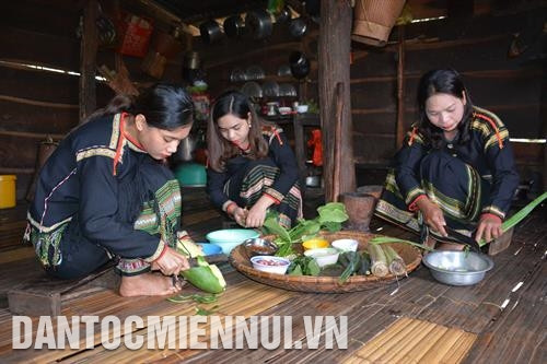 យុវនារីជនជាតិ អេដេ ម្នាក់ៗ ទទួលភារកិច្ចមួយក្នុងការរៀបចំគ្រឿងផ្សំសម្រាប់ស្លសម្លម្សៅស្លឹកយ៉ាវ។ រូបថត៖ ហ្វាយធូ