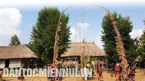 បង្គោល នេវ បង្គោលប្រារព្ធពិធីបុណ្យរបស់បងប្អូនជនជាតិ កឺទូ ត្រូវបានតុបតែងលម្អយ៉ាងផ្ចិតផ្ចង់ដោយបាតដៃទាំងគូរបស់សិប្បករក្នុងភូមិ