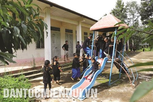 មូលដ្ឋានសម្ភារៈសម្រាប់ជនជាតិ ឡូឡូ ក៏មានជំហានរីកចម្រើនឡើងយ៉ាងច្បាស់ក្រឡែត។ ក្នុងរូបថត៖ កុមារាកុមារីលេងកម្សាន្តថ្ងៃឈប់សម្រាកនៅចំណុចសាលាភូមិ ង៉ាមលោម