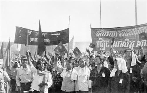 ប្រជាជន កម្ពុជា អញ្ជើញចូលរួមពិធីអបអរសាទរជ័យជម្នះ ៧ មករា ឆ្នាំ ១៩៧៩ ត្រូវបាន ប្រារព្ធធ្វើឡើងនៅថ្ងៃទី ២៥ ខែ មករា ឆ្នាំ ១៩៧៩ នៅឯពហុកីឡដ្ឋានអូឡាំពិកក្នុង រាជធានី ភ្នំពេញ។ រូបថត៖ ទីភ្នាក់ងារព័ត៌មានវៀតណាម