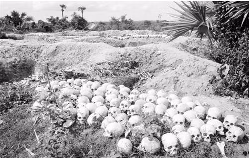 រណ្តៅកប់សពរួមប្រជាជនស្លូតត្រង់ដែលត្រូវពួកប្រល័យពូជសាសន៍ ប៉ុលពត - អៀងសារី សម្លាប់ចោល ត្រូវបានរកឃើញក្រោយពីថ្ងៃរំដោះនៅថ្ងៃទី ៧ ខែ មករា ឆ្នាំ ១៩៧៩ នៅ "វាលពិឃាត" ជើងឯក មានចម្ងាយពីរាជធានី ភ្នំពេញ ប្រហែលជា ១៧ គីឡូម៉ែត្រឆ្ពោះទៅប៉ែកខាងត្បូង។ ជើងឯកគឺជារណ្តៅកប់សពដ៏ធំសម្បើមនិងគួរឱ្យរន្ធត់បំផុតក្នុងចំណោមរណ្តៅកប់សពរួមជិត ១០០ កន្លែងនៅទូទាំងប្រទេស កម្ពុជា។ រូបថត៖ ទីភ្នាក់ងារព័ត៌មានវៀតណាម រណ្តៅកប់សពរួមប្រជាជនស្លូតត្រង់ដែលត្រូវពួកប្រល័យពូជសាសន៍ ប៉ុលពត - អៀងសារី សម្លាប់ចោល ត្រូវបានរកឃើញក្រោយពីថ្ងៃរំដោះនៅថ្ងៃទី ៧ ខែ មករា ឆ្នាំ ១៩៧៩ នៅ "វាលពិឃាត" ជើងឯក មានចម្ងាយពីរាជធានី ភ្នំពេញ ប្រហែលជា ១៧ គីឡូម៉ែត្រឆ្ពោះទៅប៉ែកខាងត្បូង។ ជើងឯកគឺជារណ្តៅកប់សពដ៏ធំសម្បើមនិងគួរឱ្យរន្ធត់បំផុតក្នុងចំណោមរណ្តៅកប់សពរួមជិត ១០០ កន្លែងនៅទូទាំងប្រទេស កម្ពុជា។ រូបថត៖ ទីភ្នាក់ងារព័ត៌មានវៀតណាម