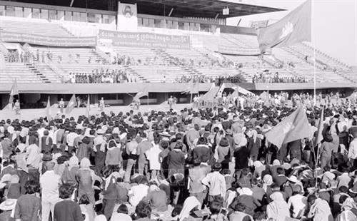 ប្រជាជន កម្ពុជា អញ្ជើញចូលរួមពិធីអបអរសាទរជ័យជម្នះ ៧ មករា ឆ្នាំ ១៩៧៩ ត្រូវបាន ប្រារព្ធធ្វើឡើងនៅថ្ងៃទី ២៥ ខែ មករា ឆ្នាំ ១៩៧៩ នៅឯពហុកីឡដ្ឋានអូឡាំពិកក្នុង រាជធានី ភ្នំពេញ។ រូបថត៖ ទីភ្នាក់ងារព័ត៌មានវៀតណាម ប្រជាជន កម្ពុជា អញ្ជើញចូលរួមពិធីអបអរសាទរជ័យជម្នះ ៧ មករា ឆ្នាំ ១៩៧៩ ត្រូវបាន ប្រារព្ធធ្វើឡើងនៅថ្ងៃទី ២៥ ខែ មករា ឆ្នាំ ១៩៧៩ នៅឯពហុកីឡដ្ឋានអូឡាំពិកក្នុង រាជធានី ភ្នំពេញ។ រូបថត៖ ទីភ្នាក់ងារព័ត៌មានវៀតណាម