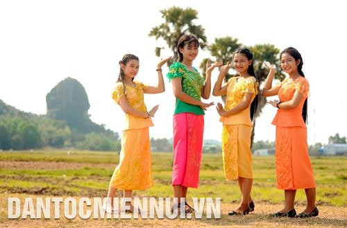 ទីក្រុង ហាតៀន តែងតែផ្តោតការយកចិត្តទុកដាក់ជាសំខាន់ទៅលើការថែរក្សានិងពង្រីកនូវរាល់តម្លៃវប្បធម៌សិល្បៈប្រពៃណីរបស់បងប្អូនជនជាតិ ខ្មែរ