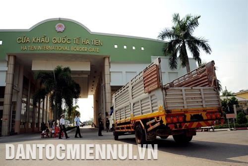 កងកម្លាំងសមត្ថកិច្ចត្រួតពិនិត្យទំនិញនៅច្រកទ្វារព្រំដែនអន្តរជាតិ ហាតៀន ជាទីប្រសព្វនៃការផ្តោះប្តូរពាណិជ្ជកម្ម នាំចេញនិងនាំចូលនូវរាល់ផលិតផលដែលផលិតនៅតាមខេត្ត ក្រុងនានានៅតំបន់វាលទំនាបទន្លេ គឺវឡុង