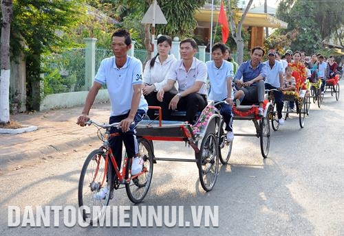ភ្ញៀវទេសចរអញ្ជើញធ្វើដំណើរទស្សនា ស្វែងយល់អំពីជីវភាពរស់នៅរបស់អ្នក ហាតៀន ដោយជិះរ៉ឺម៉កឬហៅថារទេះស្តេច រមណីយដ្ឋាន ថាច់ដុង នៅសង្កាត់ មីឌឹក គឺជារមណីយដ្ឋានមួយក្នុងចំណោមរមណីយដ្ឋានដ៏ស្រស់ស្អាតទាំងដប់នៃដែនដី ហាតៀន ពេលអស្តង្គតលើឆ្នេរសមុទ្រ មូយណាយ (ទីក្រុង ហាតៀន) ឆ្នេរសមុទ្រស្ថិតក្នុងប្រភេទស្រស់ស្អាតបំផុតទាំងត្រើយខាងកើតនិងខាងលិចនៃតំបន់វាលទំនាបទន្លេ គឺវឡុង