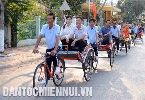 ភ្ញៀវទេសចរអញ្ជើញធ្វើដំណើរទស្សនា ស្វែងយល់អំពីជីវភាពរស់នៅរបស់អ្នក ហាតៀន ដោយជិះរ៉ឺម៉កឬហៅថារទេះស្តេច រមណីយដ្ឋាន ថាច់ដុង នៅសង្កាត់ មីឌឹក គឺជារមណីយដ្ឋានមួយក្នុងចំណោមរមណីយដ្ឋានដ៏ស្រស់ស្អាតទាំងដប់នៃដែនដី ហាតៀន ពេលអស្តង្គតលើឆ្នេរសមុទ្រ មូយណាយ (ទីក្រុង ហាតៀន) ឆ្នេរសមុទ្រស្ថិតក្នុងប្រភេទស្រស់ស្អាតបំផុតទាំងត្រើយខាងកើតនិងខាងលិចនៃតំបន់វាលទំនាបទន្លេ គឺវឡុង