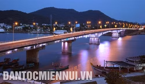 ស្ពាន តូចូវ (ទីក្រុង ហាតៀន) ភ្លឺផ្លេកក្រោមពន្លឺចង្កៀងអគ្គិសនីនាពេលរាត្រី