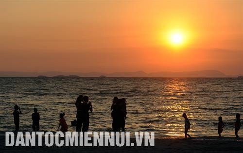 ភ្ញៀវទេសចរអញ្ជើញធ្វើដំណើរទស្សនា ស្វែងយល់អំពីជីវភាពរស់នៅរបស់អ្នក ហាតៀន ដោយជិះរ៉ឺម៉កឬហៅថារទេះស្តេច រមណីយដ្ឋាន ថាច់ដុង នៅសង្កាត់ មីឌឹក គឺជារមណីយដ្ឋានមួយក្នុងចំណោមរមណីយដ្ឋានដ៏ស្រស់ស្អាតទាំងដប់នៃដែនដី ហាតៀន ពេលអស្តង្គតលើឆ្នេរសមុទ្រ មូយណាយ (ទីក្រុង ហាតៀន) ឆ្នេរសមុទ្រស្ថិតក្នុងប្រភេទស្រស់ស្អាតបំផុតទាំងត្រើយខាងកើតនិងខាងលិចនៃតំបន់វាលទំនាបទន្លេ គឺវឡុង