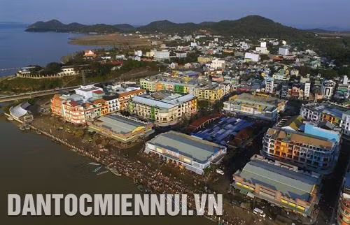 ជ្រុងមួយនៃទីក្រុង ហាតៀន (ខេត្ត កៀនយ៉ាង) ជាកន្លែងដែលជនជាតិទាំង ៣ ៖ គិញ ចិន ខ្មែរ បានរស់នៅតាំងពីយូរលង់មកហើយ