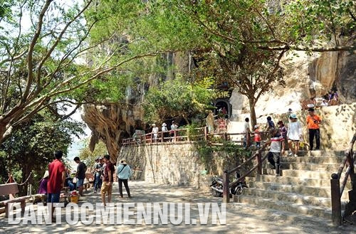 ភ្ញៀវទេសចរអញ្ជើញធ្វើដំណើរទស្សនា ស្វែងយល់អំពីជីវភាពរស់នៅរបស់អ្នក ហាតៀន ដោយជិះរ៉ឺម៉កឬហៅថារទេះស្តេច រមណីយដ្ឋាន ថាច់ដុង នៅសង្កាត់ មីឌឹក គឺជារមណីយដ្ឋានមួយក្នុងចំណោមរមណីយដ្ឋានដ៏ស្រស់ស្អាតទាំងដប់នៃដែនដី ហាតៀន ពេលអស្តង្គតលើឆ្នេរសមុទ្រ មូយណាយ (ទីក្រុង ហាតៀន) ឆ្នេរសមុទ្រស្ថិតក្នុងប្រភេទស្រស់ស្អាតបំផុតទាំងត្រើយខាងកើតនិងខាងលិចនៃតំបន់វាលទំនាបទន្លេ គឺវឡុង