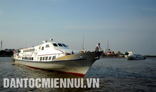 កប៉ាល់នាវាទៅមកកុះករនៅម្ដុំកំពង់ចម្លង ហាតៀន ចំណុះសង្កាត់ តូចូវ ទីក្រុង ហាតៀន ផ្លែត្នោត - ភោគផលពិសេសប្រចាំតំបន់របស់បងប្អូនជនជាតិ ខ្មែរ នៅទីក្រុង ហាតៀន របរចិញ្ចឹមត្រីក្នុងទ្រុងបែនៅតំបន់សមុទ្រចំណុះឃុំកោះ តៀនហាយ ទីក្រុង ហាតៀន គឺជារបររកស៊ីចិញ្ចឹមជីវិតរបស់ប្រជាជនផង ហើយជាទីដៅទេសចរណ៍ដ៏ទាក់ទាញភ្ញៀវទេសចរជាតិនិងអន្តរជាតិផង