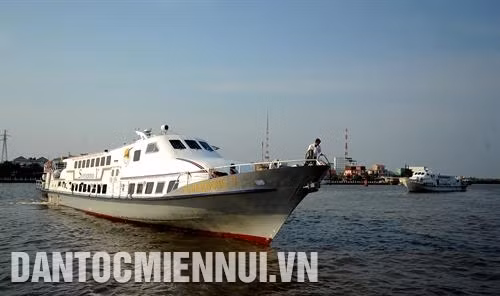 កប៉ាល់នាវាទៅមកកុះករនៅម្ដុំកំពង់ចម្លង ហាតៀន ចំណុះសង្កាត់ តូចូវ ទីក្រុង ហាតៀន ផ្លែត្នោត - ភោគផលពិសេសប្រចាំតំបន់របស់បងប្អូនជនជាតិ ខ្មែរ នៅទីក្រុង ហាតៀន របរចិញ្ចឹមត្រីក្នុងទ្រុងបែនៅតំបន់សមុទ្រចំណុះឃុំកោះ តៀនហាយ ទីក្រុង ហាតៀន គឺជារបររកស៊ីចិញ្ចឹមជីវិតរបស់ប្រជាជនផង ហើយជាទីដៅទេសចរណ៍ដ៏ទាក់ទាញភ្ញៀវទេសចរជាតិនិងអន្តរជាតិផង