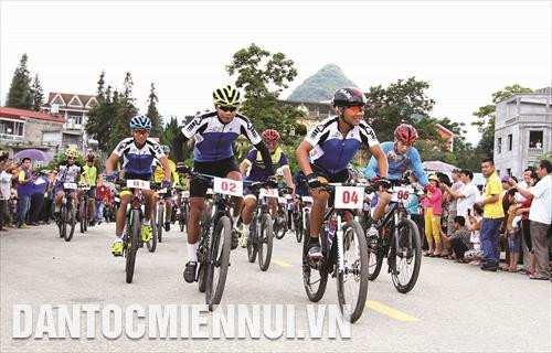 ប្រណាំងទោចក្រយានឆ្លងកាត់ឧបសគ្គនៅលើកំណាត់ផ្លូវបត់បែនដ៏ស្រស់ស្អាត តភ្ជាប់ស្រុកពីរគឺស្រុក បាក់ហា (ខេត្ត ឡាវកាយ) និង ស៊ីនម៉ឹន (ខេត្ត ហា យ៉ាង) ប្រណាំងទោចក្រយានឆ្លងកាត់ឧបសគ្គនៅលើកំណាត់ផ្លូវបត់បែនដ៏ស្រស់ស្អាត តភ្ជាប់ស្រុកពីរគឺស្រុក បាក់ហា (ខេត្ត ឡាវកាយ) និង ស៊ីនម៉ឹន (ខេត្ត ហា យ៉ាង)