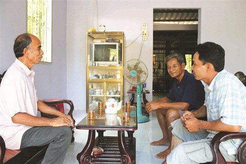 ពូបា “រណសិរ្ស” ធ្វើដំណើរដល់ផ្ទះនីមួយៗដើម្បីចលនាបងប្អូនប្រកបមុខរបរចិញ្ចឹម ជីវិតដោយវិធីសាស្រ្តថ្មី