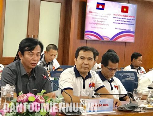 ឯកឧត្តម ឆាយ សុផល អនុរដ្ឋលេខាធិការក្រសួងព័ត៌មាននៃ ព្រះរាជាណាចក្រ កម្ពុជា អញ្ជើញថ្លែងសុន្ទរកថានៅក្នុងកម្មពិធី អ្នកកាសែតវ័យក្មេងដែលមកពីបណ្តាខេត្តជាប់ព្រំដែន វៀតណាម - កម្ពុជា អញ្ជើញចូលរួមផ្តោះប្តូរនិងយកព័ត៌មានក្នុងកម្មវិធីសមោសរអ្នកសារព័ត៌មានវ័យក្មេង យុវជន និស្សិតទាំងឡាយដែលអញ្ជើញមកពីបណ្តាខេត្តជាប់ព្រំដែន វៀតណាម - កម្ពុជា ឆ្នាំ ២០១៩