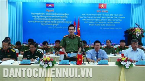 លោកវរសេនីយ៍ឯក ង្វៀនទ្រីភឿង ស្នងការនគរបាលខេត្ត តីនិញ អញ្ជើញផ្លែងសុន្ទរកថាក្នុងពិធីចុះហត្ថលេខា។ រូបថត៖ ថាញ់តឹន-ទីភ្នាក់ងារព័ត៌មានវៀតណាម