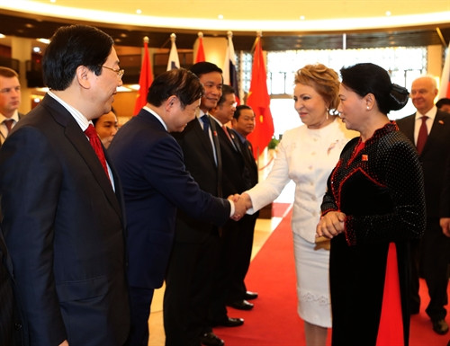 ប្រធានរដ្ឋសភា លោកស្រី ង្វៀនធីគីមង៉ឹន ឧទ្ទេសនាមចំពោះប្រធានក្រុមប្រឹក្សាសហព័ន្ធរុស្ស៊ីលោកស្រី Valentina Ivanovna Matvienko អំពីគណៈប្រតិភូជាន់ខ្ពស់ វៀតណាម។ រូបថត៖ ត្រុងឌឹក - ទីភ្នាក់ងារព័ត៌មានវៀតណាម ប្រធានរដ្ឋសភា លោកស្រី ង្វៀនធីគីមង៉ឹន ឧទ្ទេសនាមចំពោះប្រធានក្រុមប្រឹក្សាសហព័ន្ធរុស្ស៊ីលោកស្រី Valentina Ivanovna Matvienko អំពីគណៈប្រតិភូជាន់ខ្ពស់ វៀតណាម។ រូបថត៖ ត្រុងឌឹក - ទីភ្នាក់ងារព័ត៌មានវៀតណាម