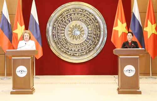 ប្រធានរដ្ឋសភា លោកស្រី ង្វៀនធីគីមង៉ឹន និងប្រធានក្រុមប្រឹក្សាសហព័ន្ធរុស្ស៊ី លោកស្រី Valentina Ivanovna Matvienko ចាត់តាំងពិធីសន្និសីទកាសែត បន្ទាប់ពីកិច្ចពិភាក្សា។ រូបថត៖ ត្រុងឌឹក - ទីភ្នាក់ងារព័ត៌មានវៀតណាម ប្រធានរដ្ឋសភា លោកស្រី ង្វៀនធីគីមង៉ឹន និងប្រធានក្រុមប្រឹក្សាសហព័ន្ធរុស្ស៊ី លោកស្រី Valentina Ivanovna Matvienko ចាត់តាំងពិធីសន្និសីទកាសែត បន្ទាប់ពីកិច្ចពិភាក្សា។ រូបថត៖ ត្រុងឌឹក - ទីភ្នាក់ងារព័ត៌មានវៀតណាម