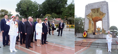 ប្រធានក្រុមប្រឹក្សាសហព័ន្ធរុស្ស៊ី (ព្រឹទ្ធសភា) នៃសភាសហព័ន្ធរុស្ស៊ី លោកស្រី Valentina Ivanovna Matvienko អញ្ជើញដាក់កម្រងផ្កានៅនឹងស្តូបរំលឹកគុណដល់វិញ្ញាណខ័ន្ធវិរយុទ្ធជនពលី។ រូបថត៖ ផាមគៀន - ទីភ្នាក់ងារព័ត៌មានវៀតណាម ប្រធានក្រុមប្រឹក្សាសហព័ន្ធរុស្ស៊ី (ព្រឹទ្ធសភា) នៃសភាសហព័ន្ធរុស្ស៊ី លោកស្រី Valentina Ivanovna Matvienko អញ្ជើញដាក់កម្រងផ្កានៅនឹងស្តូបរំលឹកគុណដល់វិញ្ញាណខ័ន្ធវិរយុទ្ធជនពលី។ រូបថត៖ ផាមគៀន - ទីភ្នាក់ងារព័ត៌មានវៀតណាម