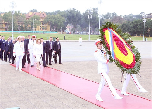ប្រធានក្រុមប្រឹក្សាសហព័ន្ធរុស្ស៊ីលោកស្រី Valentina Ivanovna Matvienko អញ្ជើញដាក់កម្រងផ្កានិងអញ្ជើញចូលមតកៈចេតិយគោរពវិញ្ញាណខ័ន្ធលោកប្រធាន ហូជីមិញ។ រូបថត៖ ផាមគៀន - ទីភ្នាក់ងារព័ត៌មានវៀតណាម ប្រធានក្រុមប្រឹក្សាសហព័ន្ធរុស្ស៊ីលោកស្រី Valentina Ivanovna Matvienko អញ្ជើញដាក់កម្រងផ្កានិងអញ្ជើញចូលមតកៈចេតិយគោរពវិញ្ញាណខ័ន្ធលោកប្រធាន ហូជីមិញ។ រូបថត៖ ផាមគៀន - ទីភ្នាក់ងារព័ត៌មានវៀតណាម