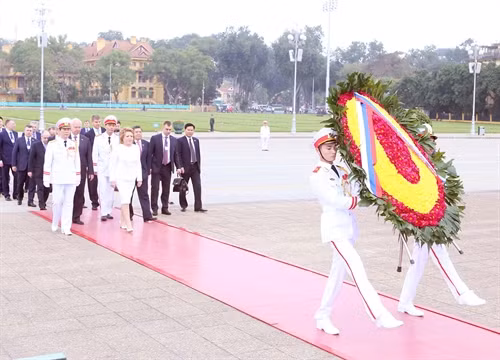 ប្រធានក្រុមប្រឹក្សាសហព័ន្ធរុស្ស៊ីលោកស្រី Valentina Ivanovna Matvienko អញ្ជើញដាក់កម្រងផ្កានិងអញ្ជើញចូលមតកៈចេតិយគោរពវិញ្ញាណខ័ន្ធលោកប្រធាន ហូជីមិញ។ រូបថត៖ ផាមគៀន - ទីភ្នាក់ងារព័ត៌មានវៀតណាម ប្រធានក្រុមប្រឹក្សាសហព័ន្ធរុស្ស៊ីលោកស្រី Valentina Ivanovna Matvienko អញ្ជើញដាក់កម្រងផ្កានិងអញ្ជើញចូលមតកៈចេតិយគោរពវិញ្ញាណខ័ន្ធលោកប្រធាន ហូជីមិញ។ រូបថត៖ ផាមគៀន - ទីភ្នាក់ងារព័ត៌មានវៀតណាម