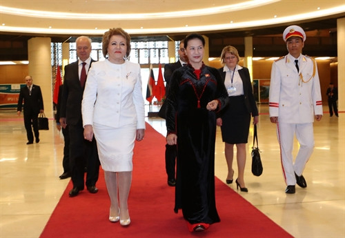 ប្រធានរដ្ឋសភា លោកស្រី ង្វៀនធីគីមង៉ឹន ទទួលបដិសណ្ឋារកិច្ចចំពោះប្រធានក្រុមប្រឹក្សាសហព័ន្ធរុស្ស៊ីលោកស្រី Valentina Ivanovna Matvienko។ រូបថត៖ ត្រុងឌឹក - ទីភ្នាក់ងារព័ត៌មានវៀតណាម ប្រធានរដ្ឋសភា លោកស្រី ង្វៀនធីគីមង៉ឹន ទទួលបដិសណ្ឋារកិច្ចចំពោះប្រធានក្រុមប្រឹក្សាសហព័ន្ធរុស្ស៊ីលោកស្រី Valentina Ivanovna Matvienko។ រូបថត៖ ត្រុងឌឹក - ទីភ្នាក់ងារព័ត៌មានវៀតណាម