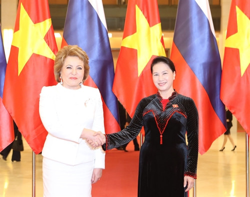 នាព្រឹកនៃថ្ងៃទី ២១ ខែ កុម្ភៈ នៅនឹងអគាររដ្ឋសភា (រដ្ឋធានី ហាណូយ) ប្រធានរដ្ឋសភា លោកស្រី ង្វៀនធីគីមង៉ឹន និងប្រធានក្រុមប្រឹក្សាសហព័ន្ធរុស្ស៊ីលោកស្រី Valentina Ivanovna Matvienko អញ្ជើញពិភាក្សាការងារ។ រូបថត៖ ត្រុងឌឹក - ទីភ្នាក់ងារព័ត៌មាន វៀតណាម នាព្រឹកនៃថ្ងៃទី ២១ ខែ កុម្ភៈ នៅនឹងអគាររដ្ឋសភា (រដ្ឋធានី ហាណូយ) ប្រធានរដ្ឋសភា លោកស្រី ង្វៀនធីគីមង៉ឹន និងប្រធានក្រុមប្រឹក្សាសហព័ន្ធរុស្ស៊ីលោកស្រី Valentina Ivanovna Matvienko អញ្ជើញពិភាក្សាការងារ។ រូបថត៖ ត្រុងឌឹក - ទីភ្នាក់ងារព័ត៌មាន វៀតណាម