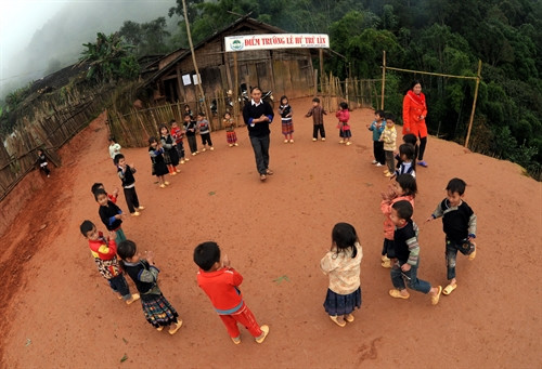 ថ្នាក់មត្តេយ្យរបស់លោកគ្រូ គឺអាយ៉ាង មានសិស្សចំនួន ២៩ នាក់ត្រូវរៀនបណ្តោះអាសន្ននៅសាលាបឋមសិក្សា ថ្នាក់មត្តេយ្យរបស់លោកគ្រូ គឺអាយ៉ាង មានសិស្សចំនួន ២៩ នាក់ត្រូវរៀនបណ្តោះអាសន្ននៅសាលាបឋមសិក្សា