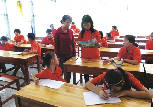 ជួយប្អូនៗរៀនអក្សរ