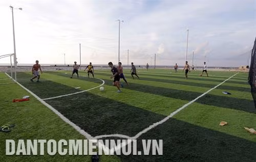 យុទ្ធជនកោះ កូលីន ទាំងថ្ងៃទាំងយប់លើកកម្ពស់ស្មារតីប្រុងប្រយ័ត្ន រក្សាការពារដែនសមុទ្រនិងដែនអាកាសដ៏ល្ហល្ហេវរបស់មាតុភូមិ ម៉ោងបង្វឹកកងជួរកម្មាភិបាល យុទ្ធជននៃកោះ ទ្រឿងសា ធំ វត្តអារាមនៅលើកោះ សុងទឺតី មានរចនាប័ទ្មប្រពៃណីនៃវត្ត វៀតណាម គឺជាវត្តធំជាងគេនៅក្នុងស្រុកកោះ ទ្រឿងសា គម្រោងដាំបន្លែស្រស់ក្នុងផ្ទះកញ្ចក់ត្រូវបានដំណើរការនៅកោះ សឺនកា ដោយមានផ្ទះកញ្ចក់ ២ កន្លែងដែលវិទ្យាស្ថានវិទ្យាសាស្រ្តកសិកម្មភាគខាងត្បូងអនុវត្តនិងប្រគល់ជូនអោយអង្គភាព ធានាជាសារវ័ន្តនូវតម្រូវការពីបន្លែស្រស់អោយកោះ សឺនកា ក៏ដូចជាបណ្តាកោះដទៃទៀតនៅ ទ្រឿងសា យុទ្ធជនទាំងឡាយនៅកោះ ទ្រឿងសាធំ រក្សាជាប់ជានិច្ចនូវរាល់សកម្មភាពកីឡាដើម្បីលត់ដំសុខភាពនិងលើកកម្ពស់ជីវភាពខាងស្មារតី